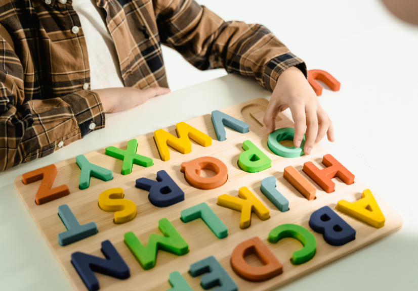 Imagem de criança brincando com jogo de letras