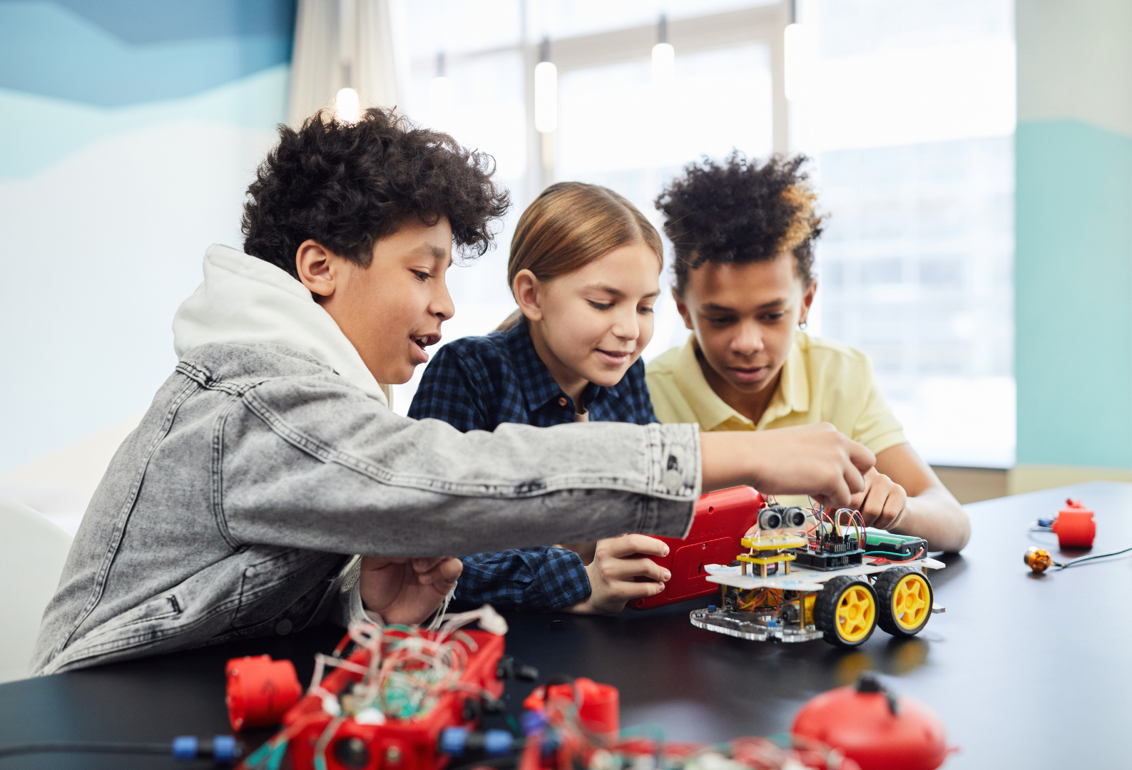 Imagem de criança com um robô